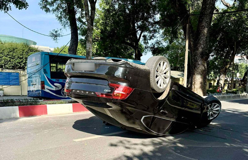 Xe sang Volvo S90 bị lật ngửa trên đường Hoàng Diệu - Ảnh: Thanh Hà.