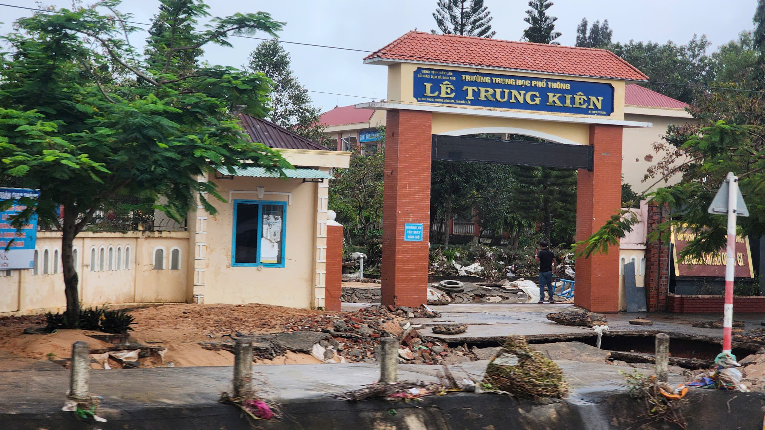 Báo Người Lao Động phát động chương trình “Triệu tập vở cho học sinh vùng bị thiên tai"- Ảnh 4.