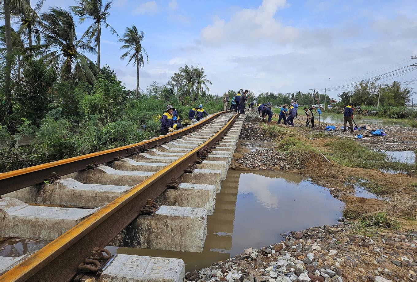 Bộ Xây dựng tiếp ứng vật tư, chỉ đạo xử lý sạt lở, huy động tổng lực mở đường sau lũ- Ảnh 3.