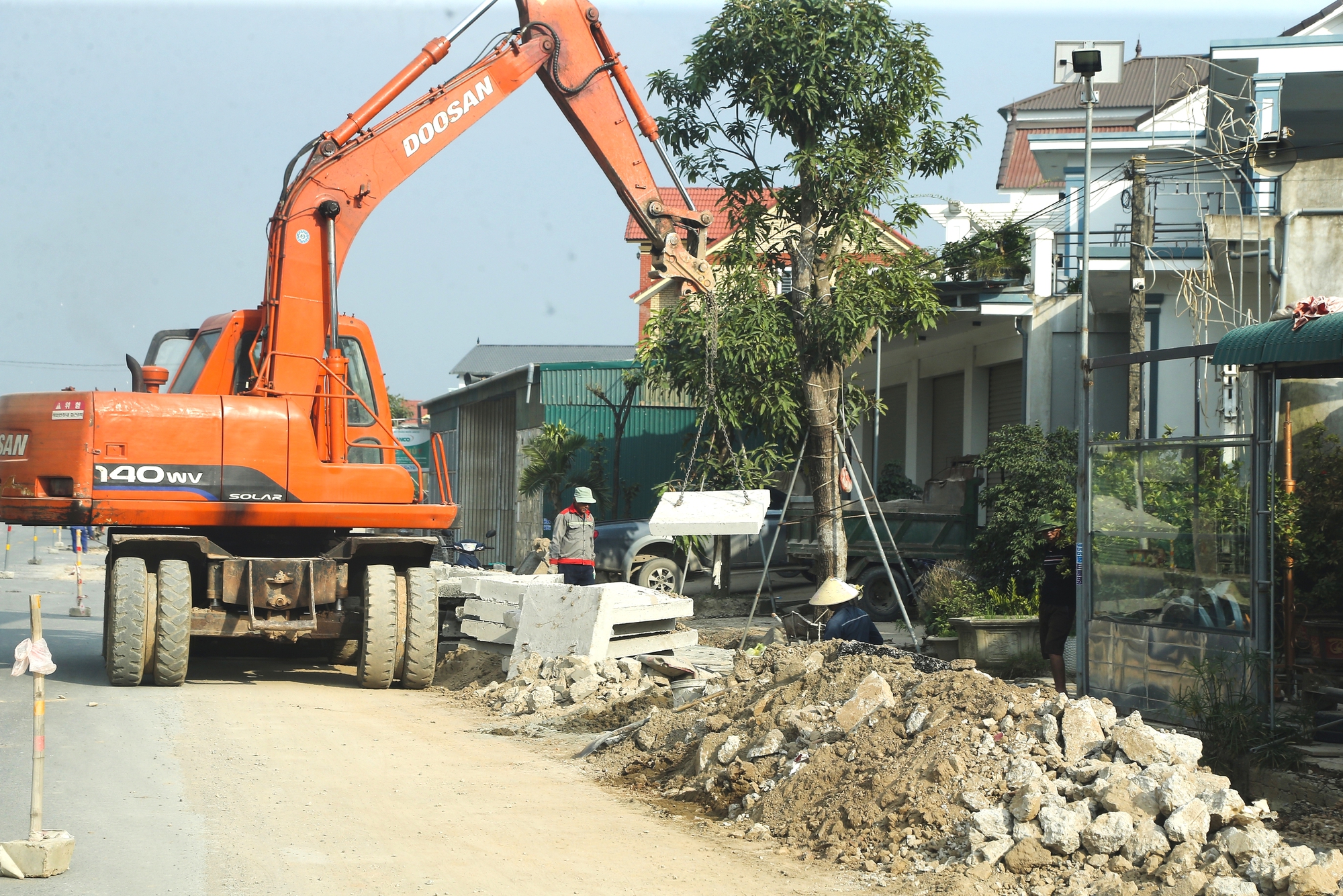 Gấp rút hoàn thành dự án nâng cấp, mở rộng quốc lộ 7A ở Nghệ An- Ảnh 1.