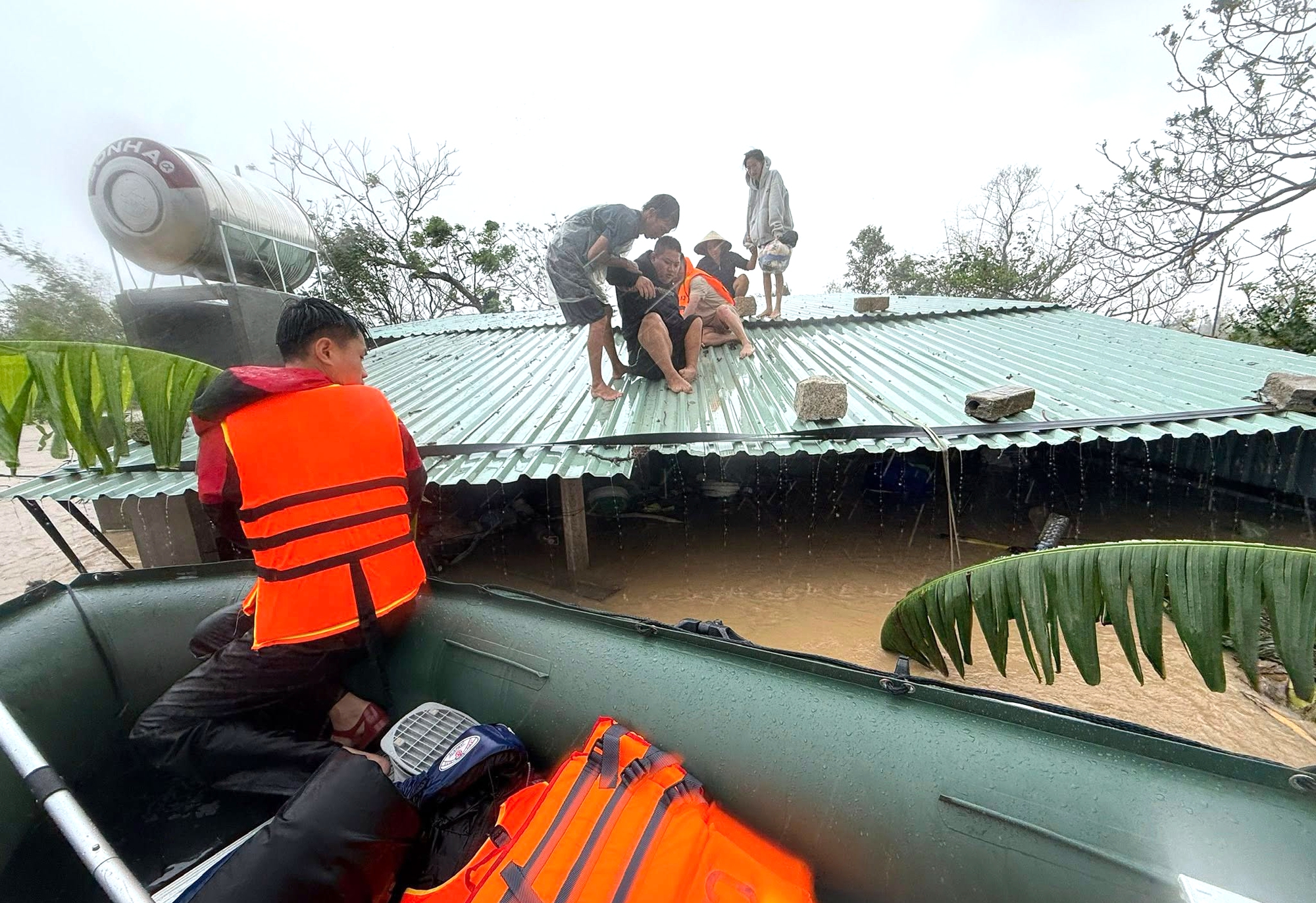 Hà Tĩnh hướng về Nam Trung Bộ giữa những ngày lũ dữ- Ảnh 4.