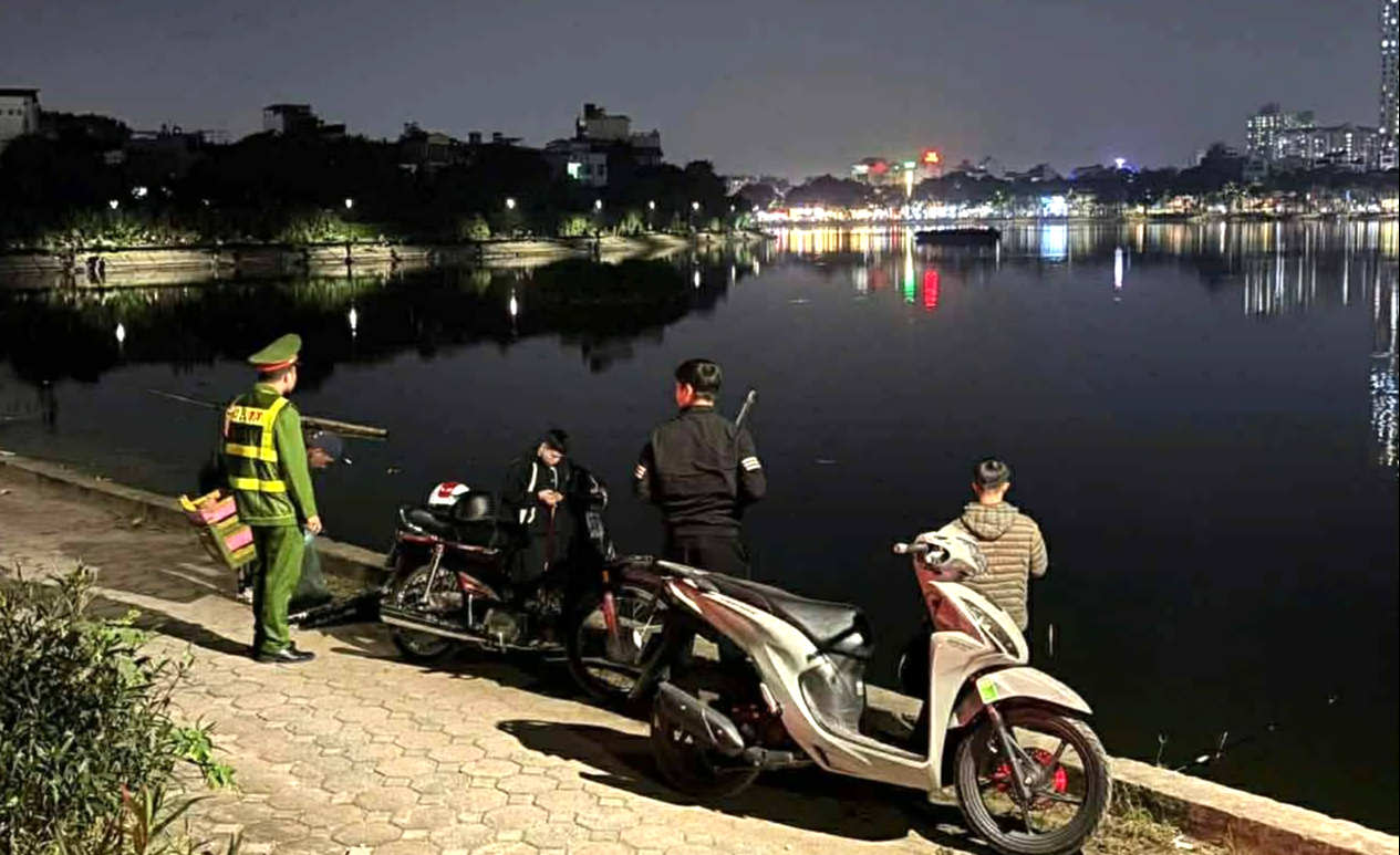 Hà Nội: Chấm dứt cảnh tụ tập câu cá tại hồ Linh Đàm- Ảnh 1.