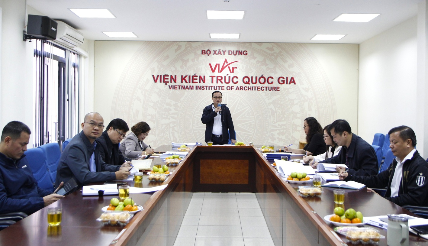 Thiết kế điển hình trường tiểu học và nhà văn hóa thôn kết hợp điểm tránh trú thiên tai- Ảnh 1. TS.KTS Hồ Chí Quang, Viện trưởng Viện Kiến trúc quốc gia phát biểu chỉ đạo tại cuộc họp.