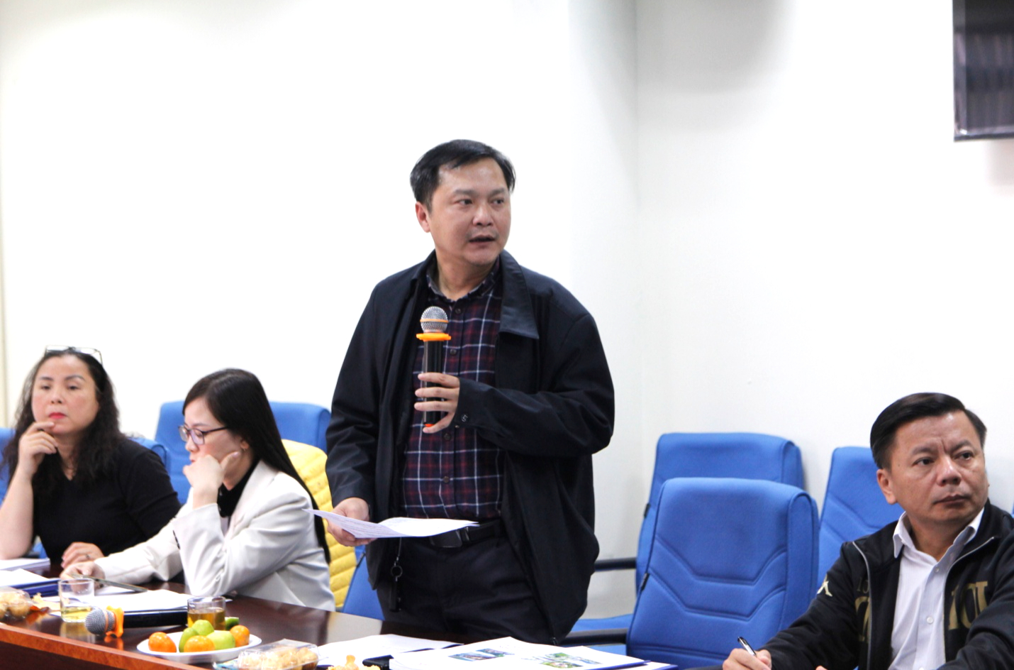 Thiết kế điển hình trường tiểu học và nhà văn hóa thôn kết hợp điểm tránh trú thiên tai- Ảnh 4. TS.KTS Trịnh Hồng Việt, Phó Viện trưởng Viện Kiến trúc quốc gia đóng góp ý kiến tại cuộc họp.