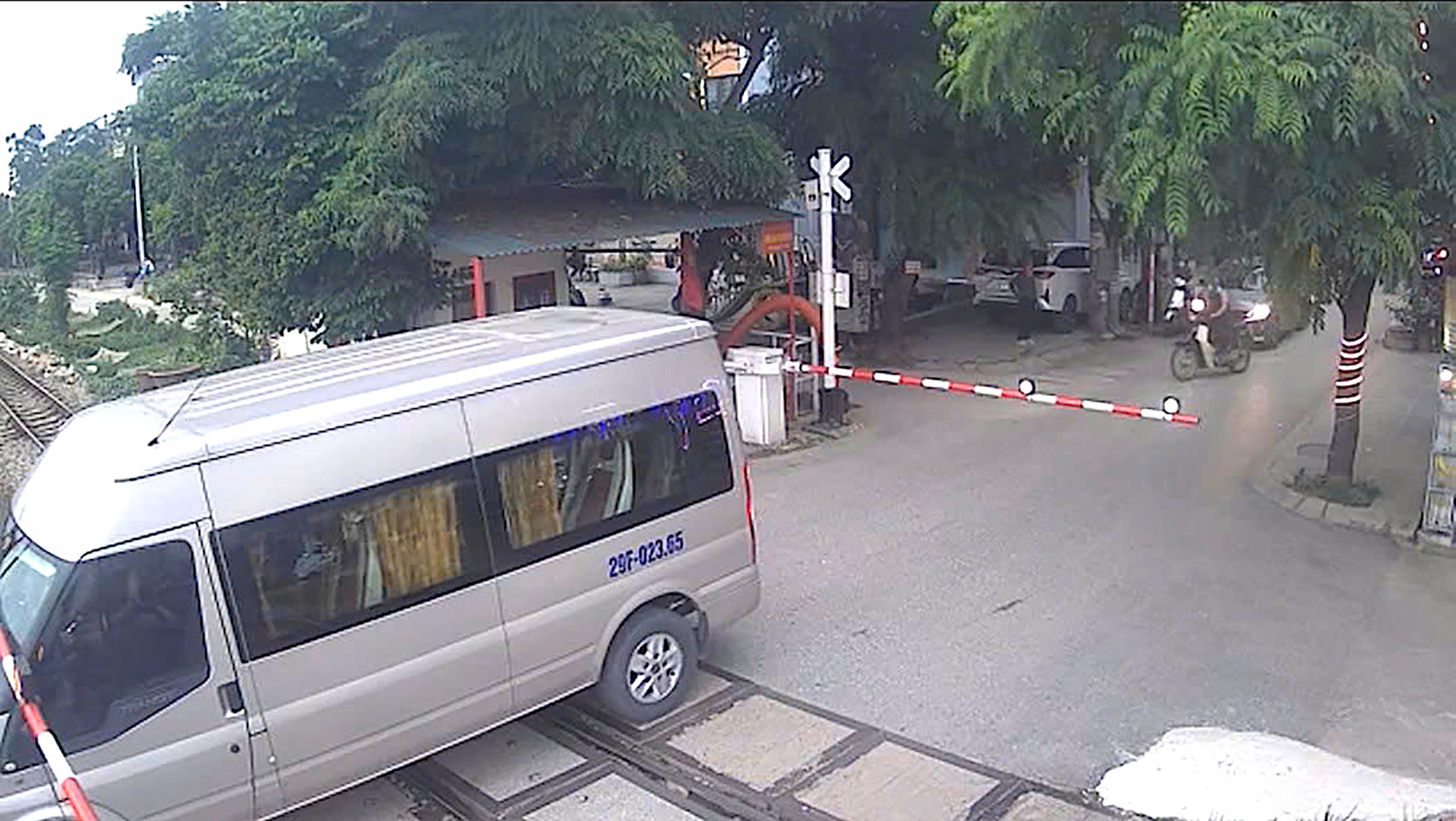 Đề xuất tăng chế tài, ngăn vi phạm an toàn đường sắt- Ảnh 2.