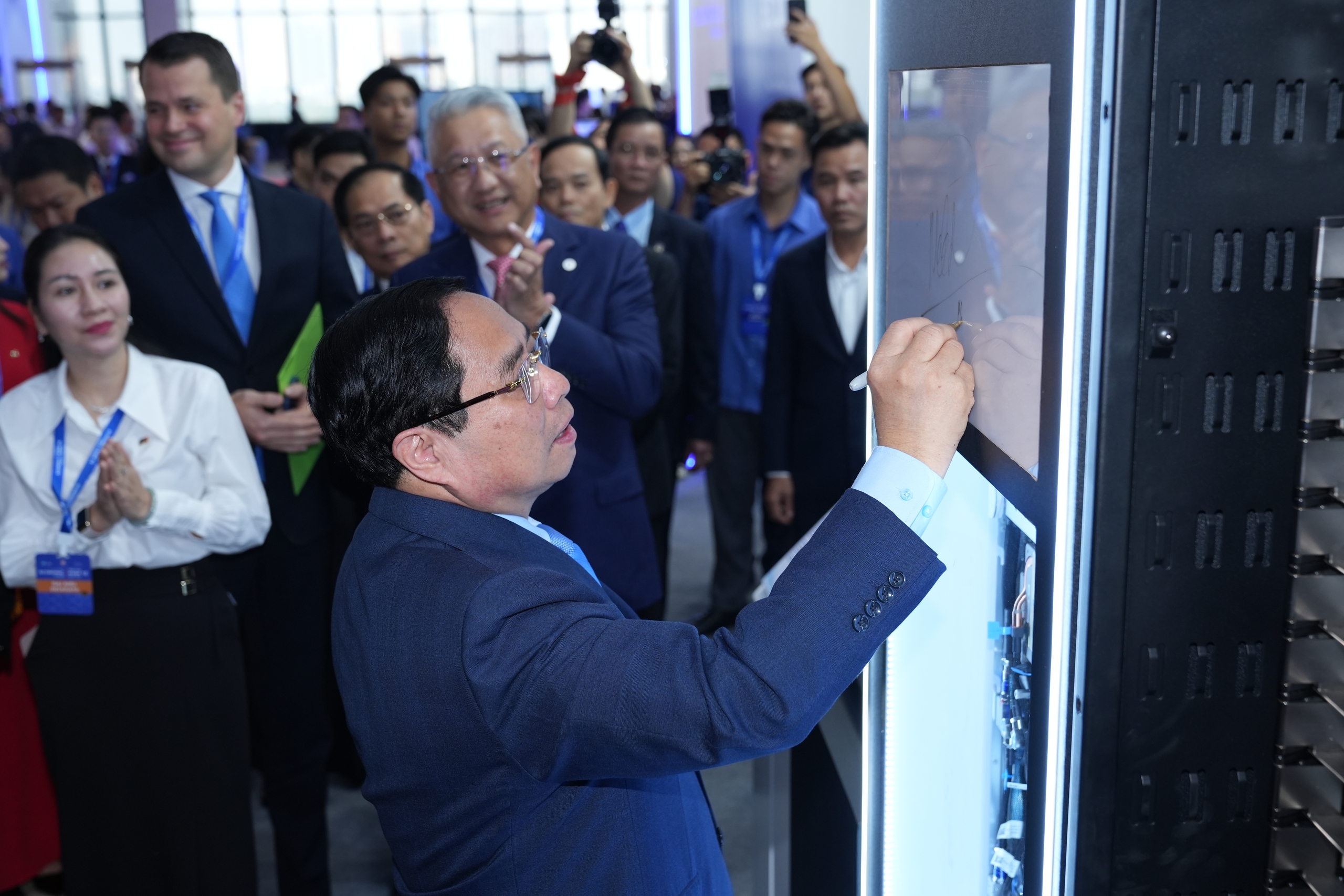 Diễn đàn Kinh tế mùa thu: Thủ tướng kêu gọi đoàn kết toàn cầu, thúc đẩy chuyển đổi số- Ảnh 3.