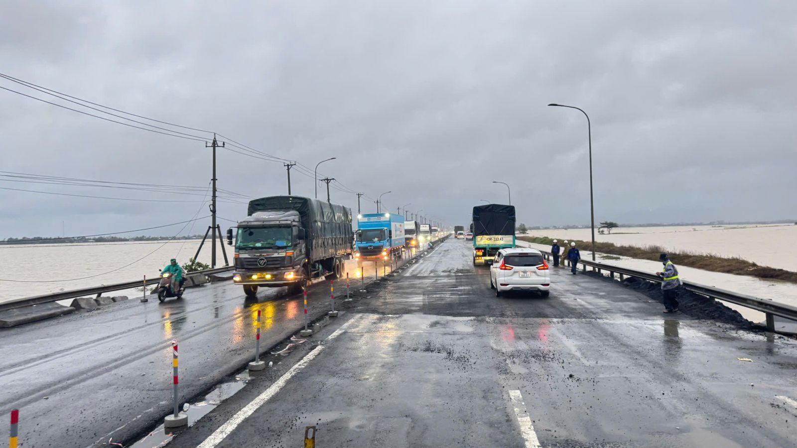 Bộ Xây dựng tiếp ứng vật tư, chỉ đạo xử lý sạt lở, huy động tổng lực mở đường sau lũ- Ảnh 1.