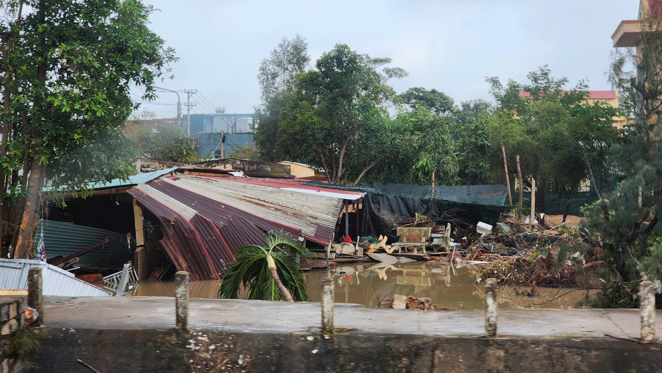 Báo Người Lao Động phát động chương trình “Triệu tập vở cho học sinh vùng bị thiên tai"- Ảnh 7.