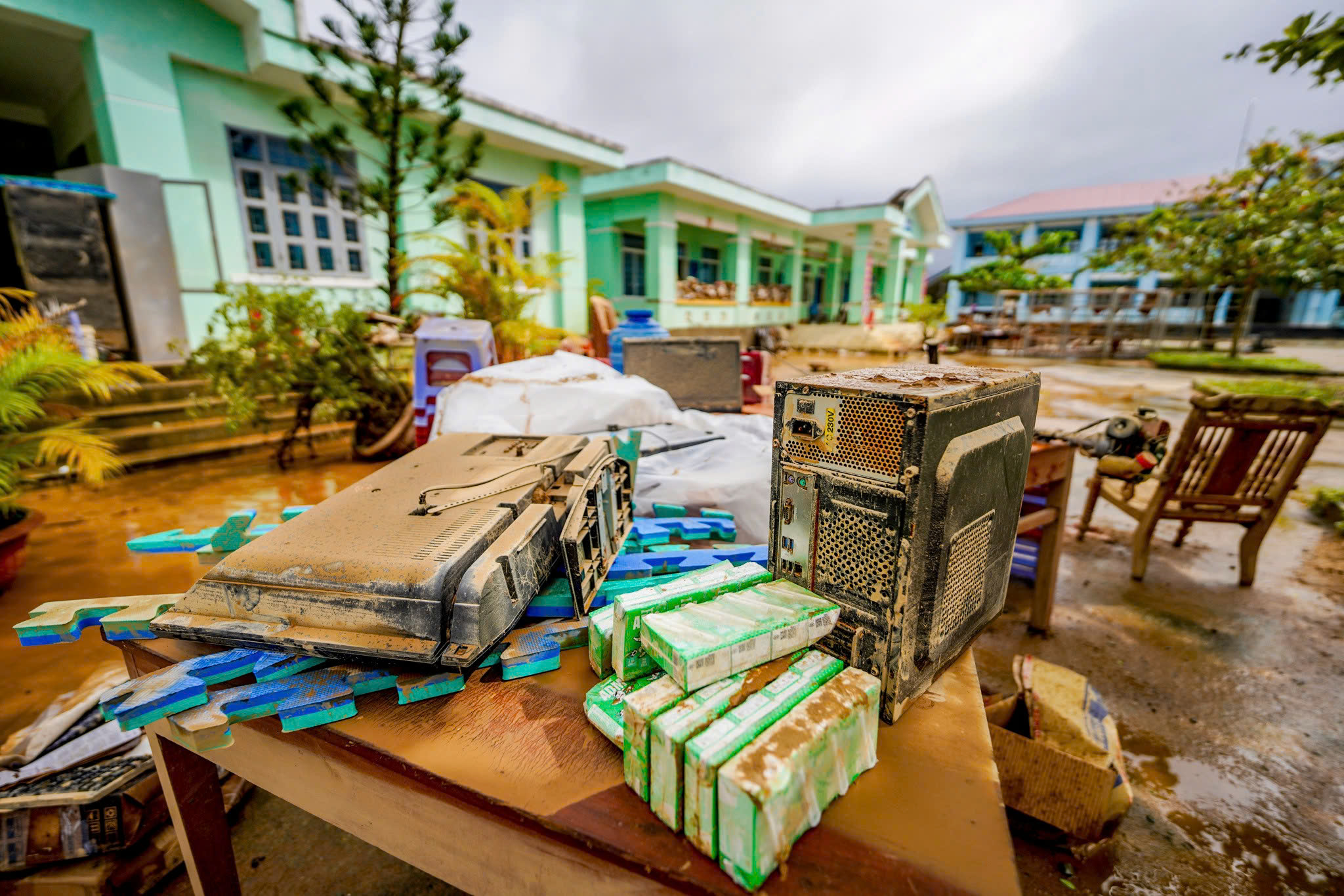 Báo Người Lao Động phát động chương trình “Triệu tập vở cho học sinh vùng bị thiên tai"- Ảnh 5.