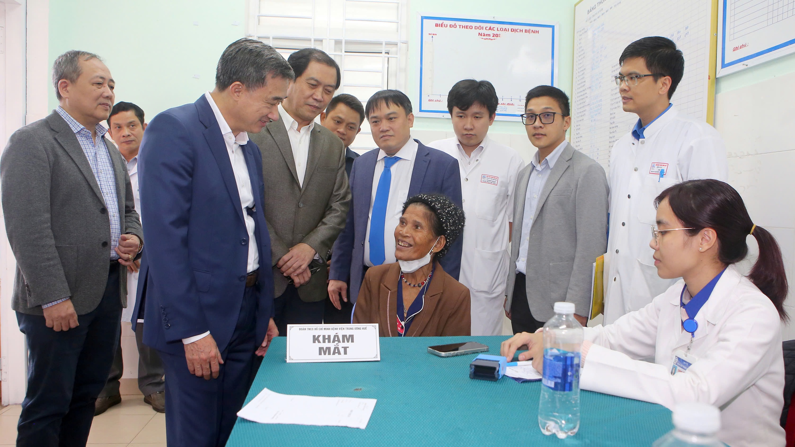 Khám bệnh, cấp thuốc miễn phí cho hơn 1.000 người dân ở Huế- Ảnh 1.