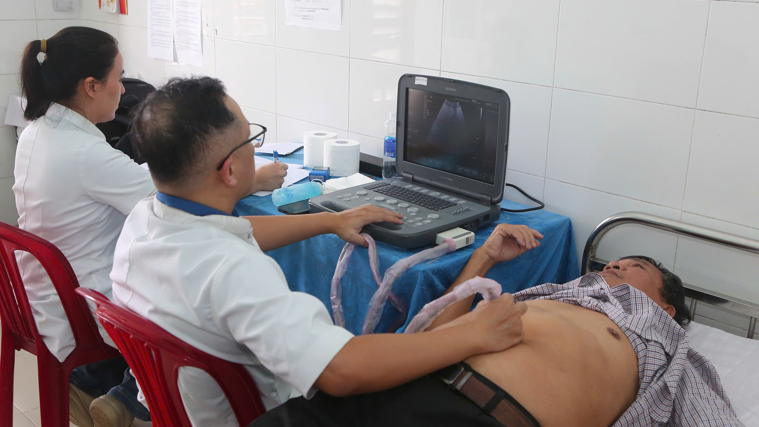 Khám bệnh, cấp thuốc miễn phí cho hơn 1.000 người dân ở Huế- Ảnh 2.