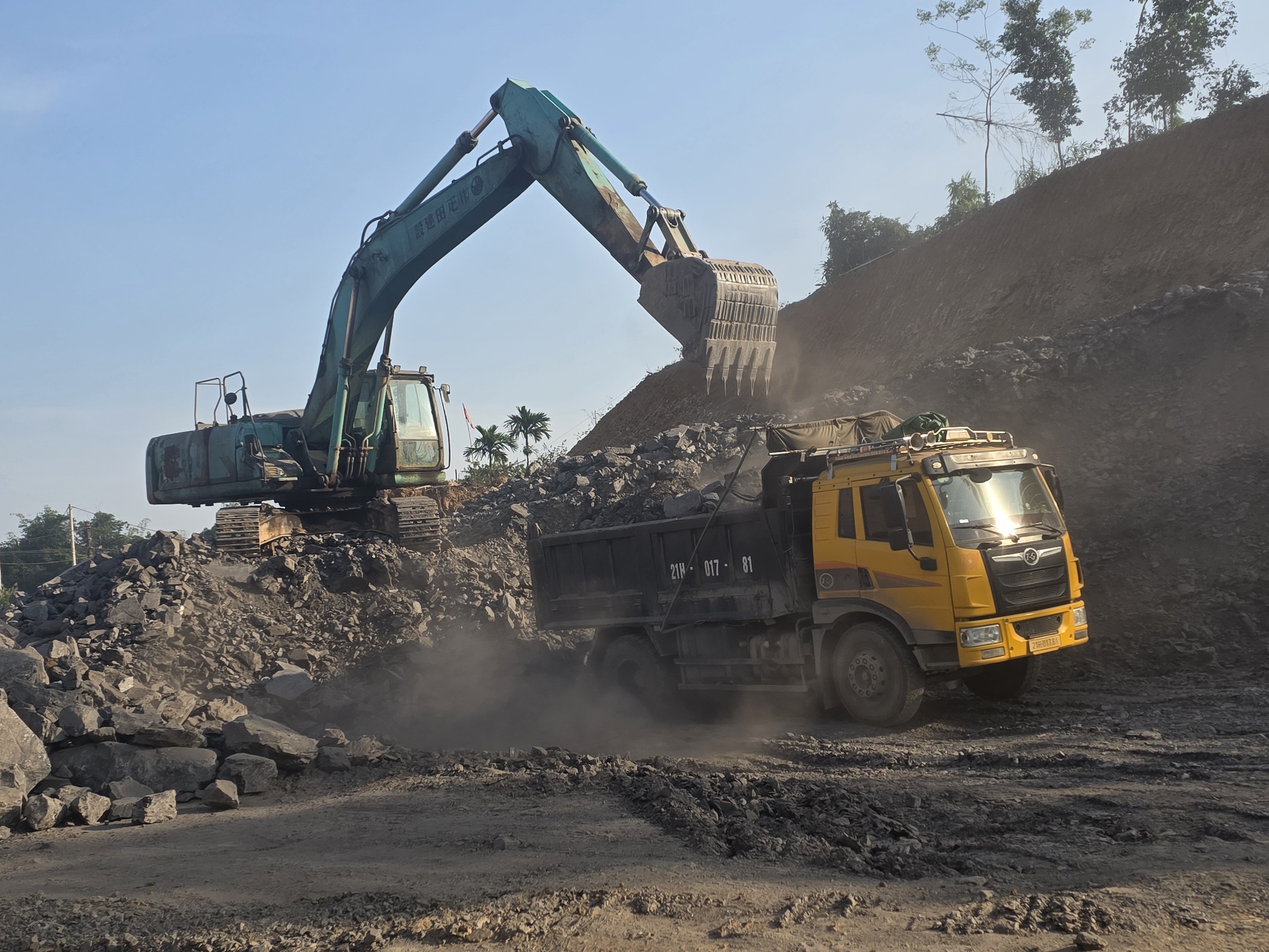 Tuyến đường hơn 500 tỷ đồng ở Lào Cai thi công "3 ca 4 kíp" để thông tuyến trước 31/12- Ảnh 4. Tuyến đường hơn 500 tỷ đồng ở Lào Cai thi công "3 ca 4 kíp" để thông tuyến trước 31/12- Ảnh 4.