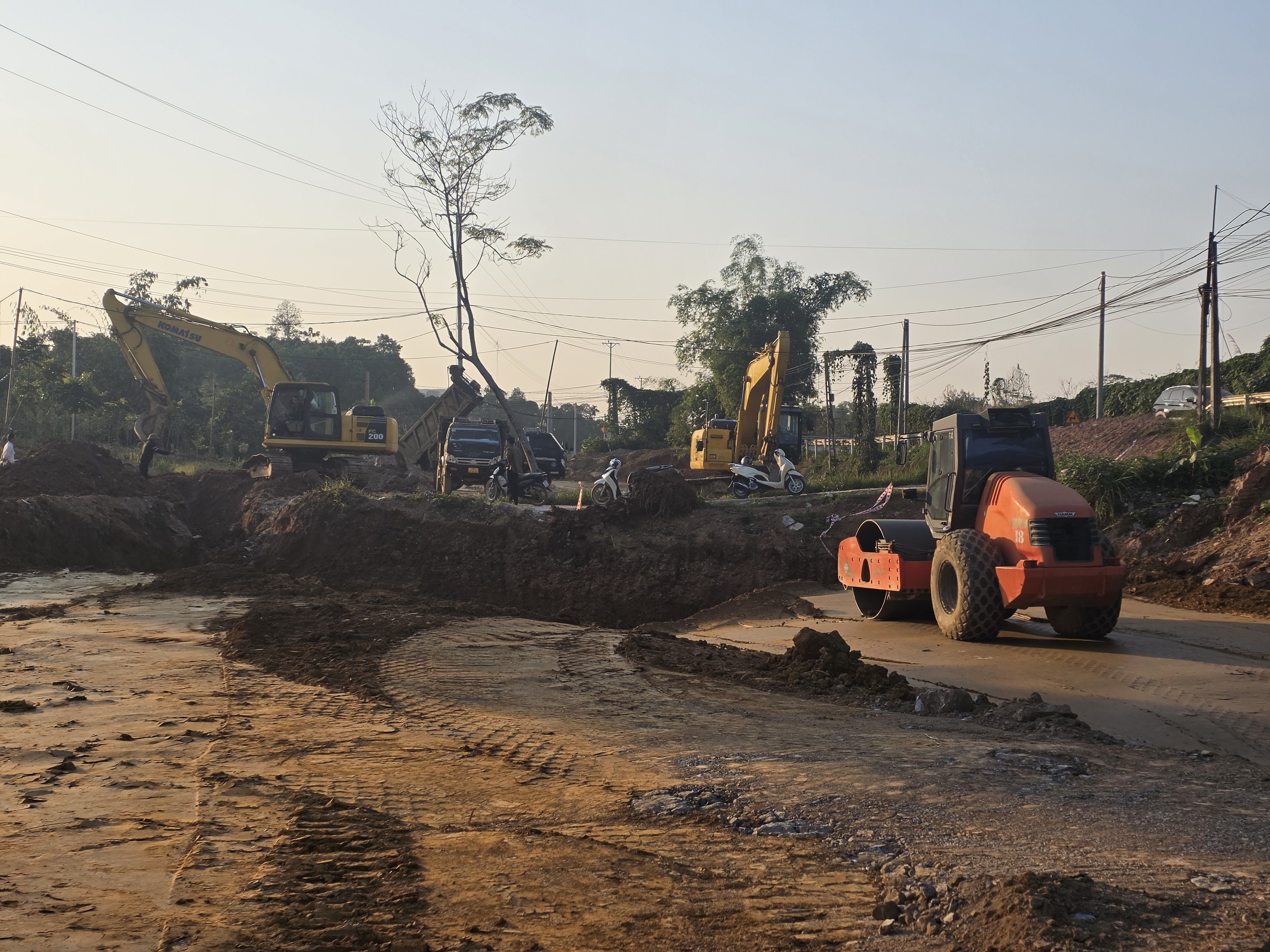 Tuyến đường hơn 500 tỷ đồng ở Lào Cai thi công "3 ca 4 kíp" để thông tuyến trước 31/12- Ảnh 5. Tuyến đường hơn 500 tỷ đồng ở Lào Cai thi công "3 ca 4 kíp" để thông tuyến trước 31/12- Ảnh 5.