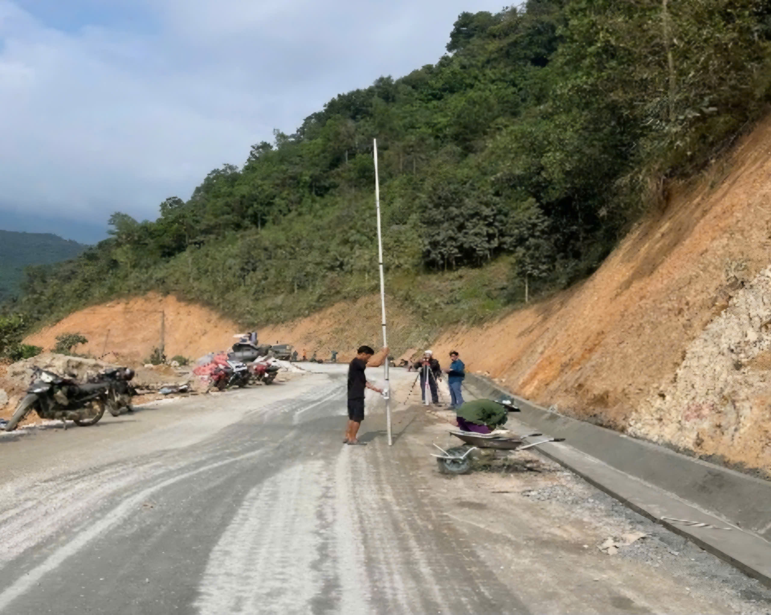 Nhà thầu đợi vốn, chờ mặt bằng tăng tốc thi công nâng cấp đường địa phương- Ảnh 1. Nhà thầu đợi vốn, chờ mặt bằng tăng tốc thi công nâng cấp đường địa phương- Ảnh 1.