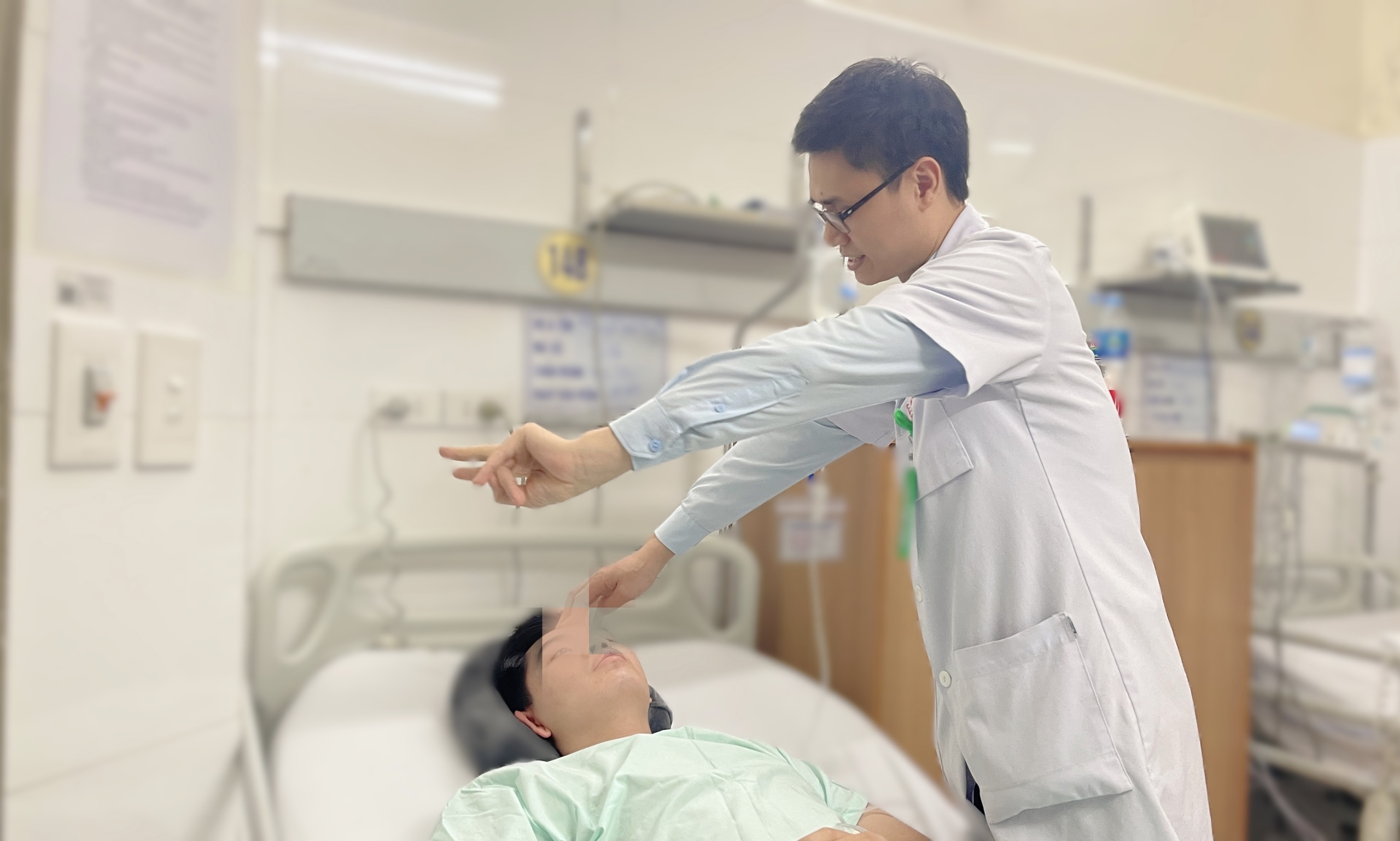 Cứu sống nam sinh sau can thiệp hút huyết khối tĩnh mạch não hiếm gặp- Ảnh 2.