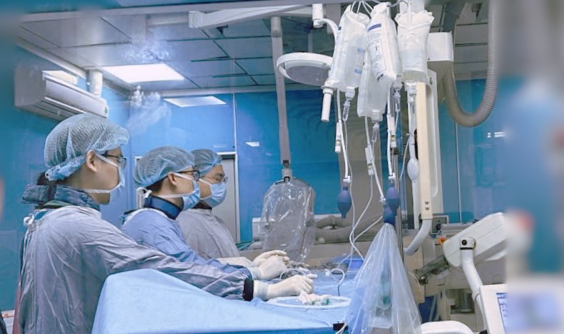 Cứu sống nam sinh sau can thiệp hút huyết khối tĩnh mạch não hiếm gặp- Ảnh 1.