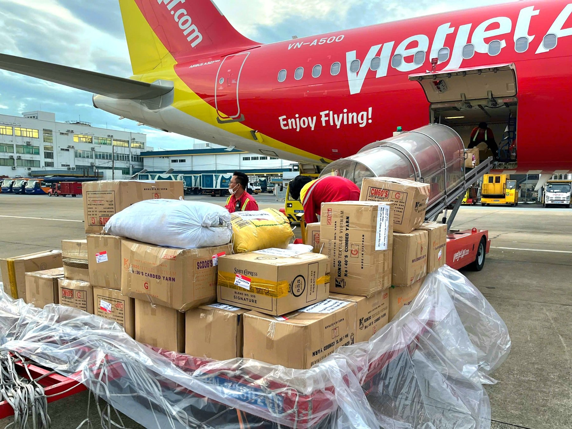 Những chuyến bay Vietjet chở đầy yêu thương- Ảnh 1.