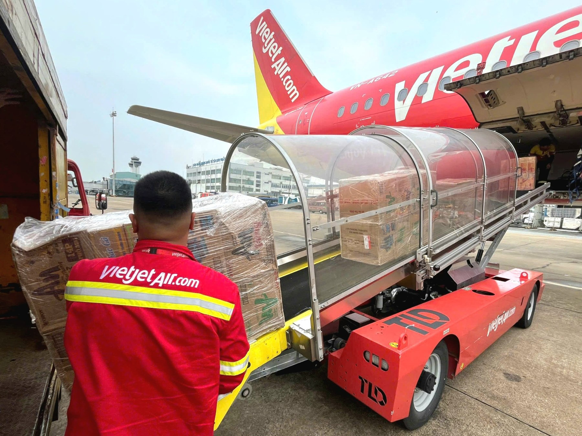 Những chuyến bay Vietjet chở đầy yêu thương- Ảnh 2.