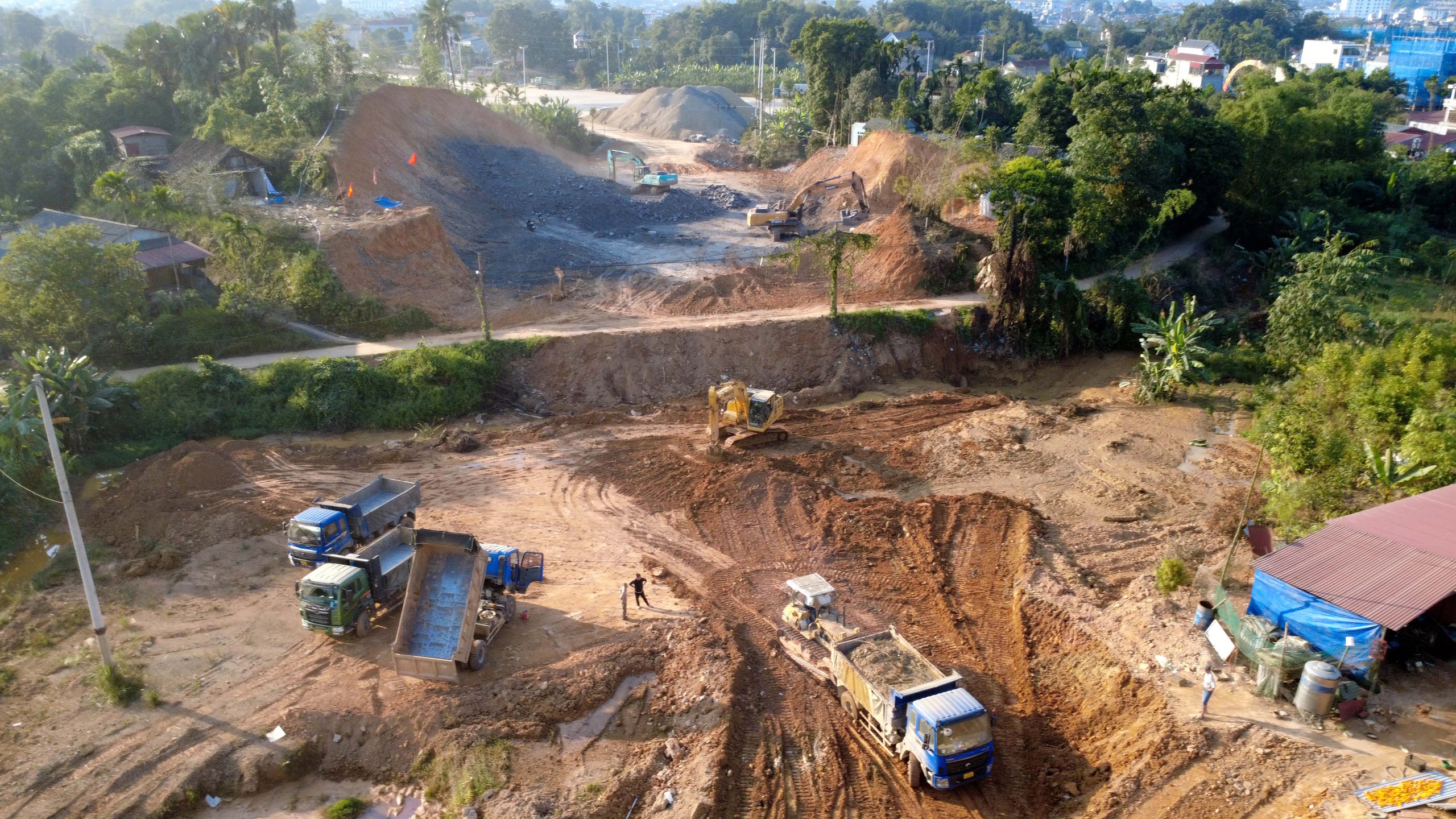 Tuyến đường hơn 500 tỷ đồng ở Lào Cai thi công "3 ca 4 kíp" để thông tuyến trước 31/12- Ảnh 6. Tuyến đường hơn 500 tỷ đồng ở Lào Cai thi công "3 ca 4 kíp" để thông tuyến trước 31/12- Ảnh 6.