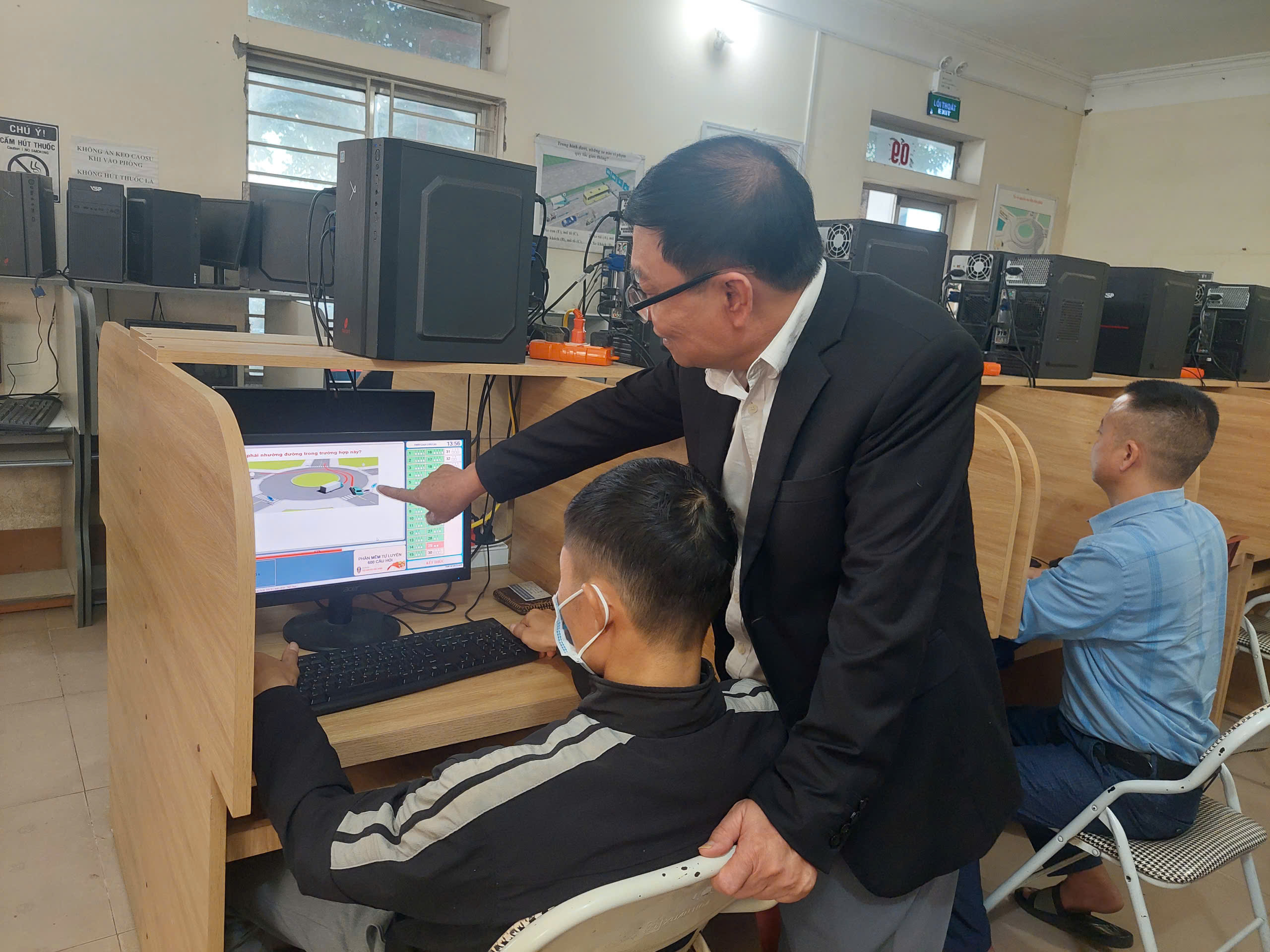 Phú Thọ đẩy mạnh phổ biến pháp luật an toàn giao thông theo luật mới- Ảnh 1. Phú Thọ đẩy mạnh phổ biến pháp luật an toàn giao thông theo luật mới- Ảnh 1.