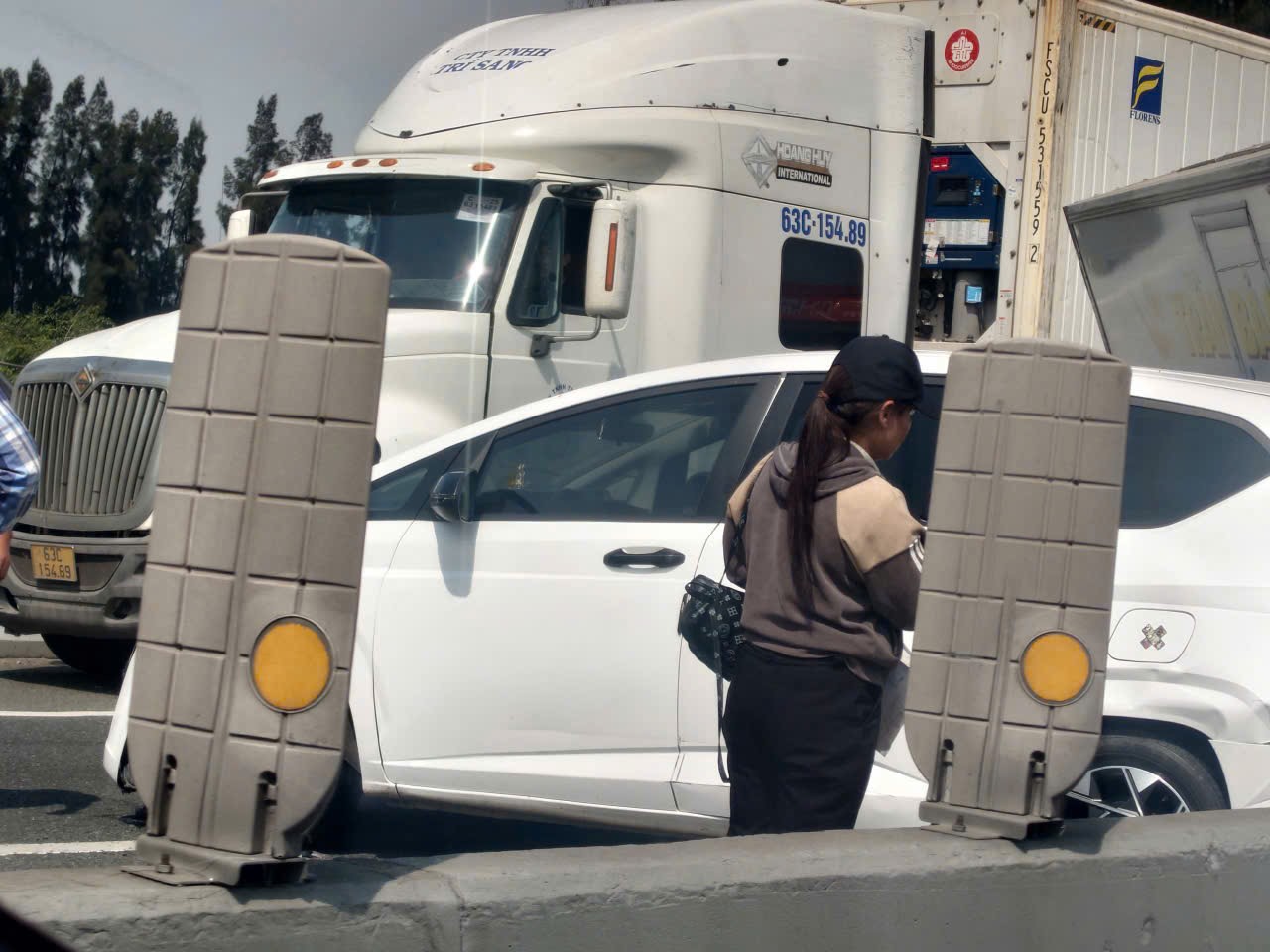 Va chạm dây chuyền giữa 6 ô tô làm cao tốc TP.HCM - Trung Lương ùn ứ kéo dài- Ảnh 1. Va chạm dây chuyền giữa 6 ô tô làm cao tốc TP.HCM - Trung Lương ùn ứ kéo dài- Ảnh 1.