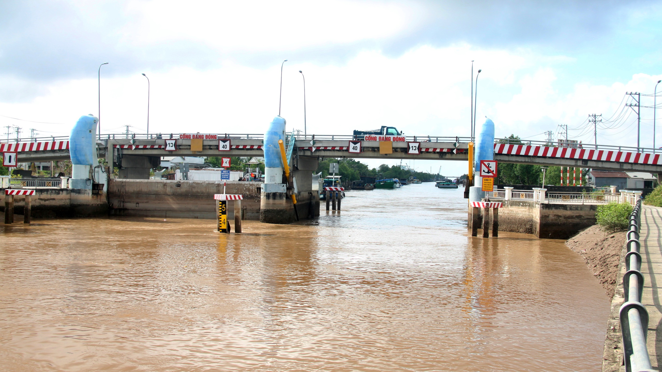 Cà Mau: Vướng mặt bằng, tiến độ một số dự án đê kè chống ngập bị cản trở- Ảnh 2. Cà Mau: Vướng mặt bằng, tiến độ một số dự án đê kè chống ngập bị cản trở- Ảnh 2.