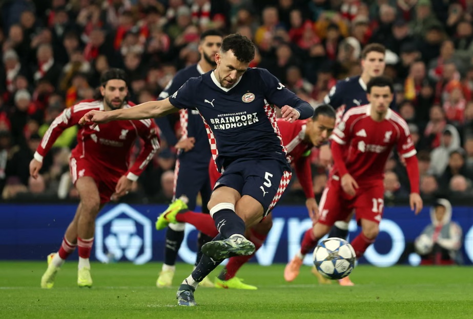 Thi đấu bạc nhược, Liverpool bị PSV đánh bại tại Champions League- Ảnh 1. Thi đấu bạc nhược, Liverpool bị PSV đánh bại tại Champions League- Ảnh 1.