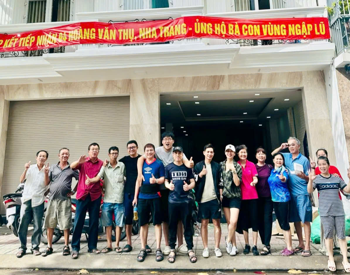 Ân tình trong lũ dữ: Chưa tân gia đã đón dân tránh lũ, quên ăn ngủ để kêu gọi sẻ chia- Ảnh 1.