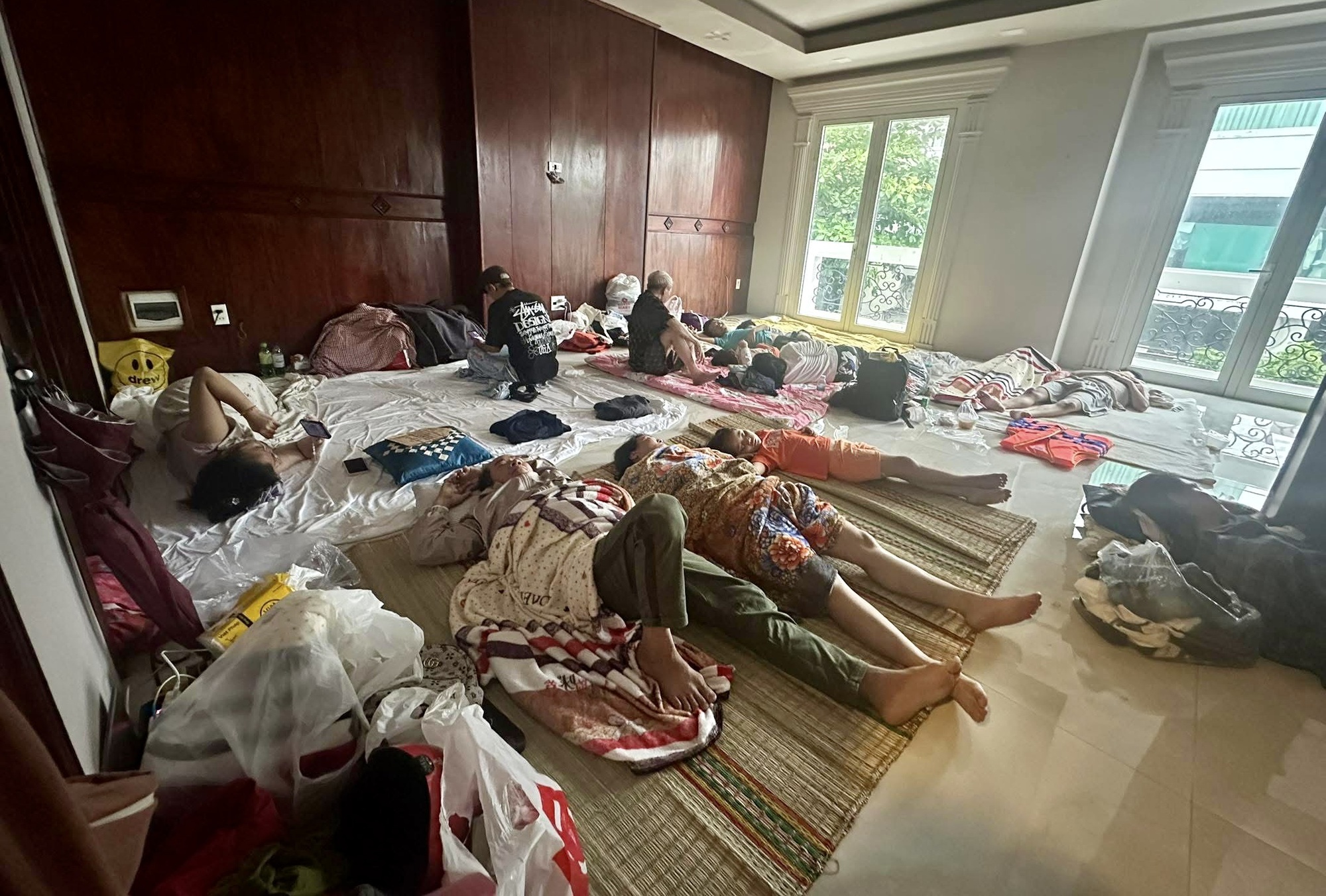 Ân tình trong lũ dữ: Chưa tân gia đã đón dân tránh lũ, quên ăn ngủ để kêu gọi sẻ chia- Ảnh 2.