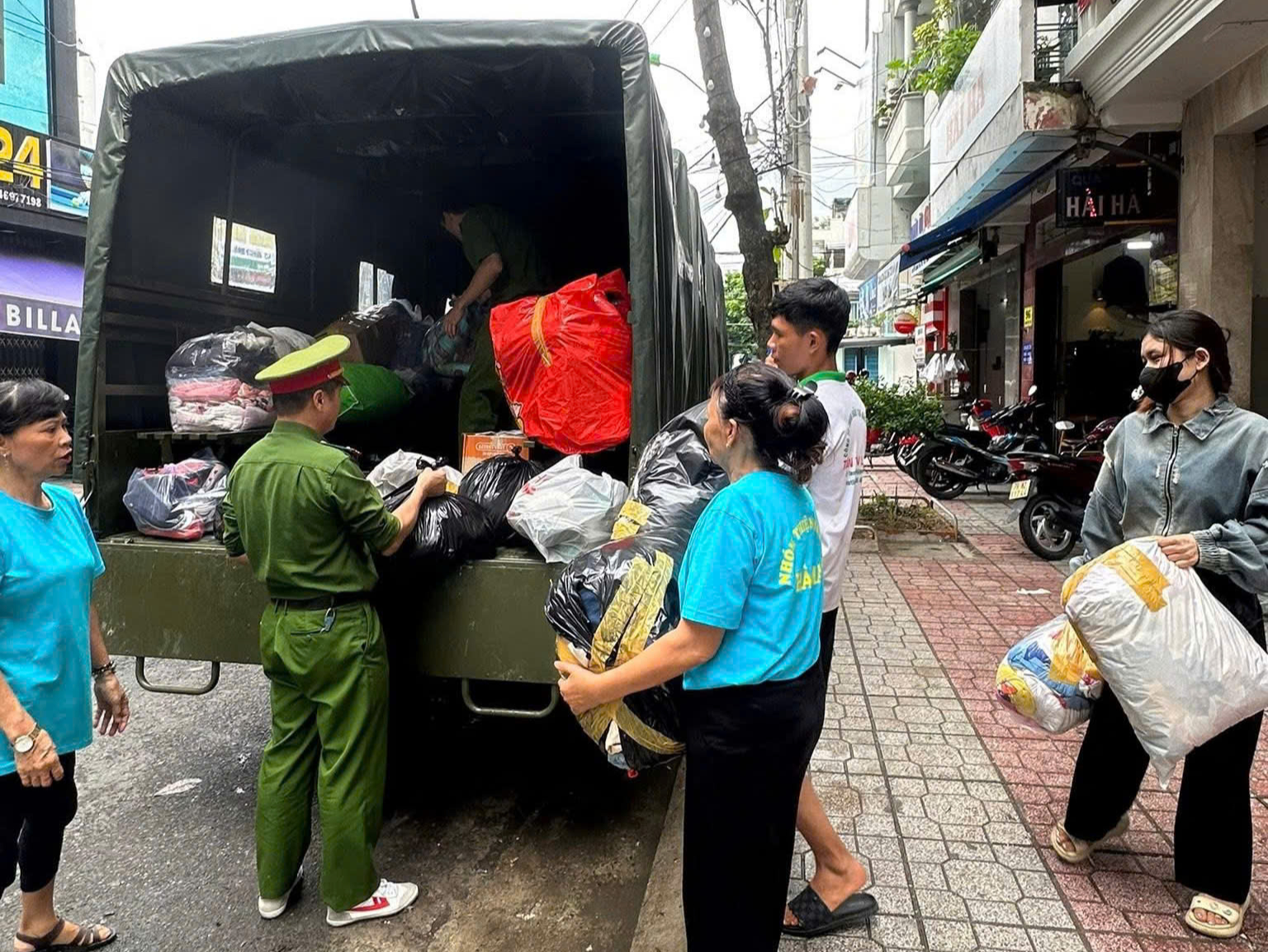 Ân tình trong lũ dữ: Chưa tân gia đã đón dân tránh lũ, quên ăn ngủ để kêu gọi sẻ chia- Ảnh 3.
