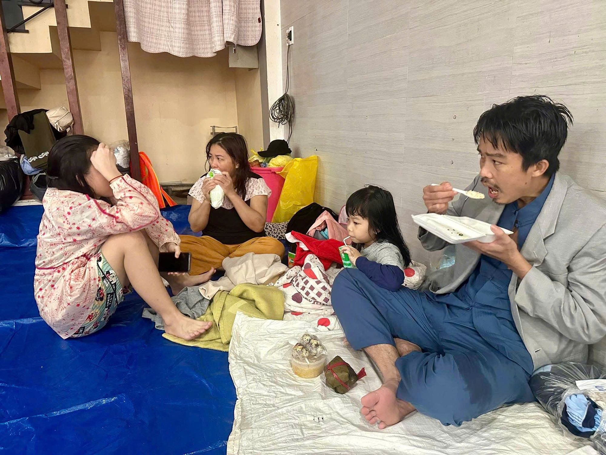 Ân tình trong lũ dữ: Chưa tân gia đã đón dân tránh lũ, quên ăn ngủ để kêu gọi sẻ chia- Ảnh 4.