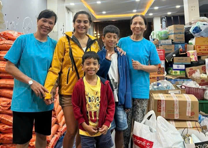 Ân tình trong lũ dữ: Chưa tân gia đã đón dân tránh lũ, quên ăn ngủ để kêu gọi sẻ chia- Ảnh 5.