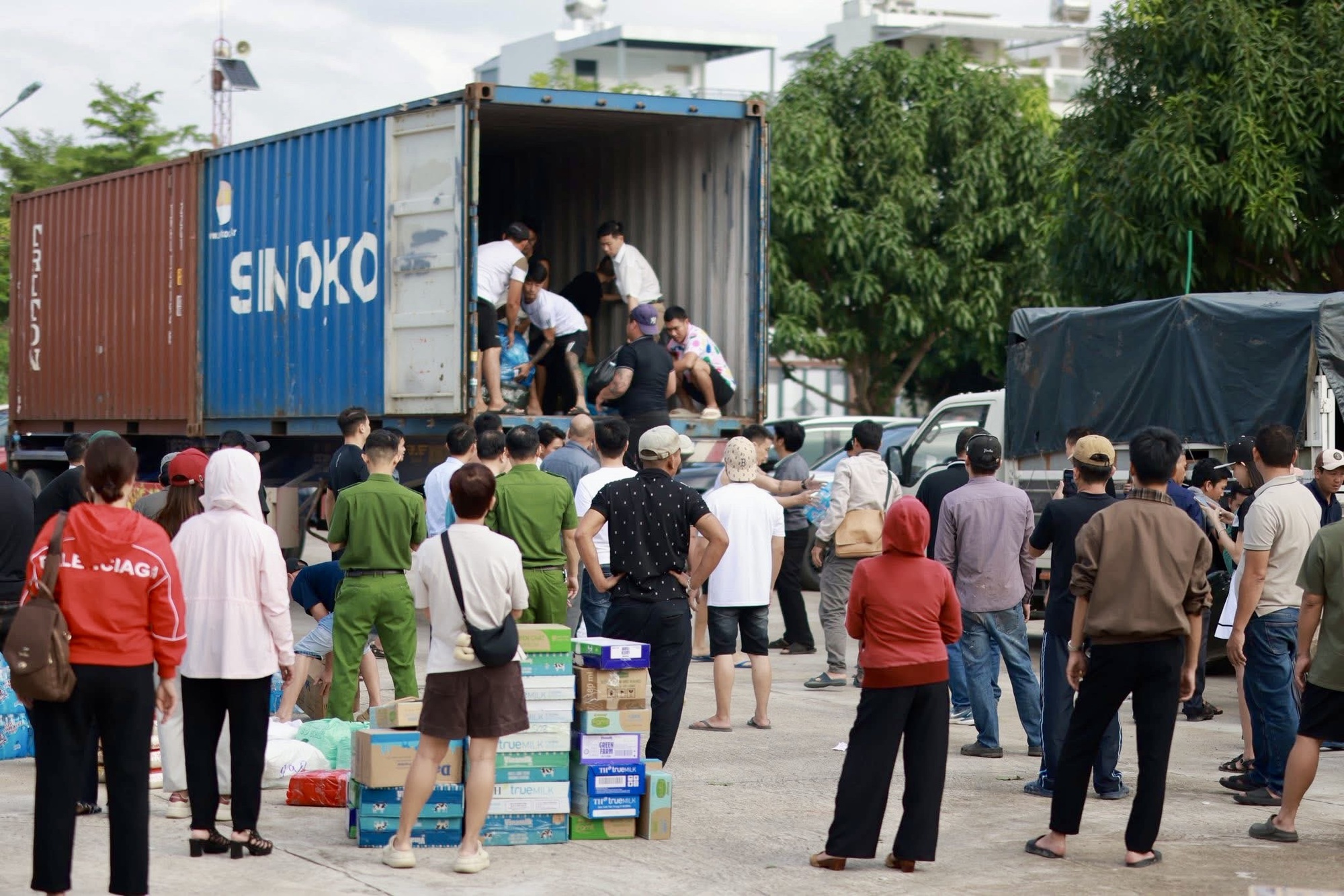 Ân tình trong lũ dữ: Chưa tân gia đã đón dân tránh lũ, quên ăn ngủ để kêu gọi sẻ chia- Ảnh 6.