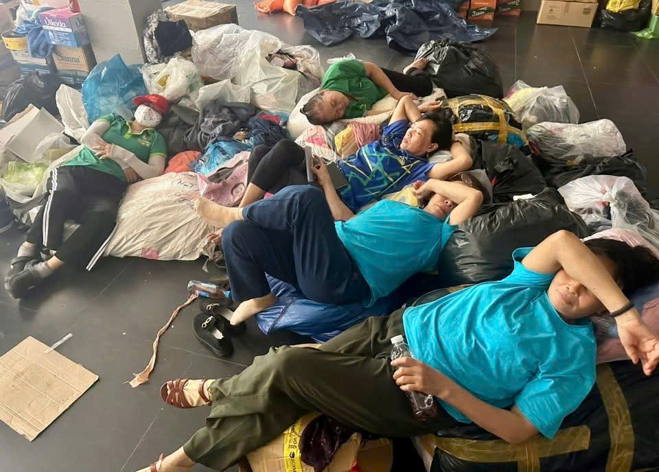 Ân tình trong lũ dữ: Chưa tân gia đã đón dân tránh lũ, quên ăn ngủ để kêu gọi sẻ chia- Ảnh 7.