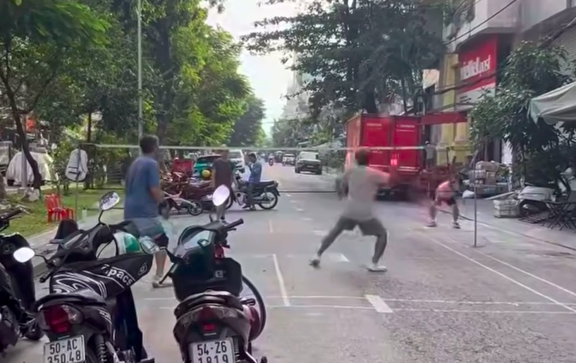 Xử lý nhóm người giăng lưới đánh cầu lông giữa đường phố TP.HCM- Ảnh 1.