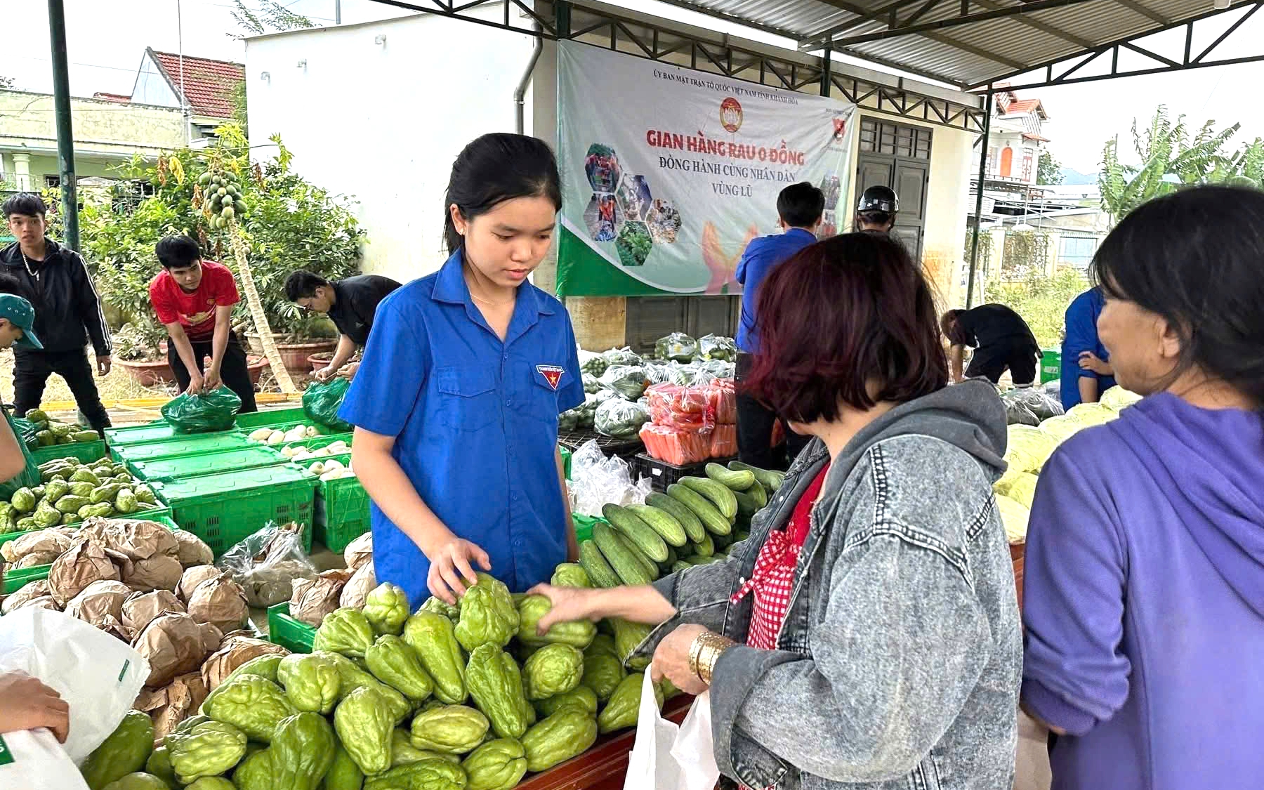Gian hàng rau 0 đồng hỗ trợ người dân vùng lũ Khánh Hòa