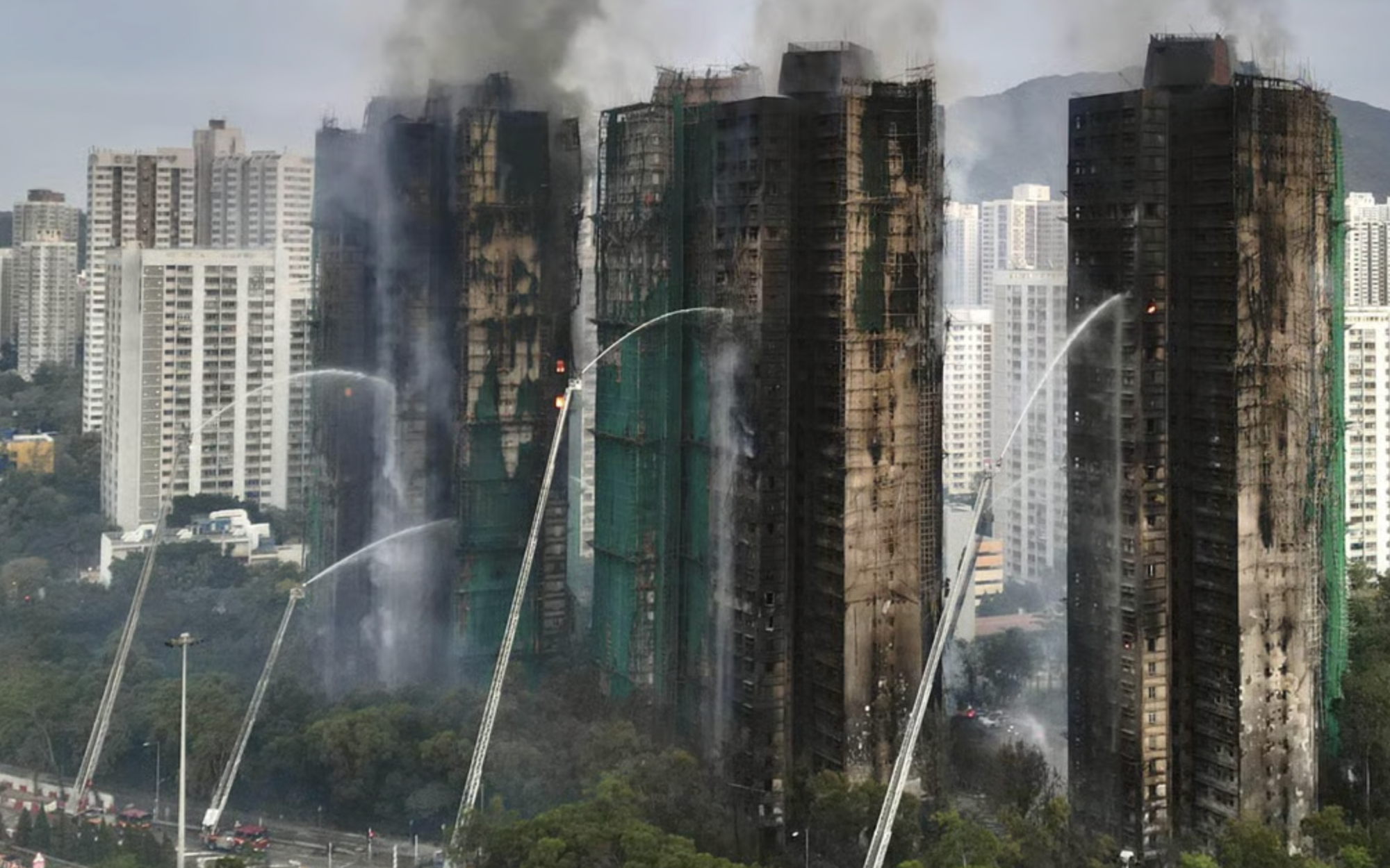 Thông tin mới nhất vụ cháy chung cư Hong Kong: Số người thiệt mạng tăng lên 65- Ảnh 2. Vụ cháy chung cư tại Hong Kong làm dấy lên lo ngại rủi ro cháy nổ từ giàn giáo tre