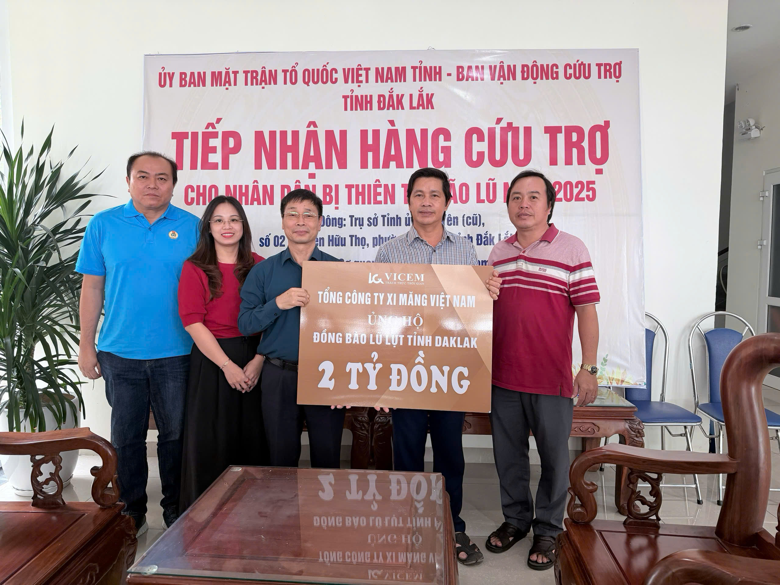 VICEM trao 6 tỷ đồng, hỗ trợ bà con miền Trung tái thiết- Ảnh 2. VICEM trao 6 tỷ đồng, hỗ trợ bà con miền Trung tái thiết- Ảnh 2.