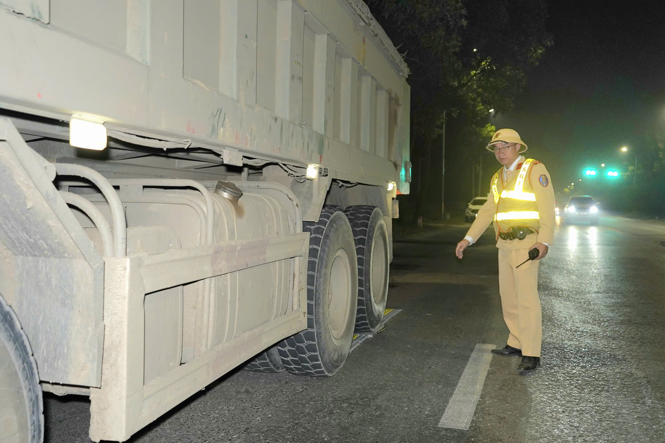 CSGT Hà Nội tuần tra xuyên đêm, xử lý hàng chục xe "hổ vồ" dấu hiệu quá tải, che biển số- Ảnh 2.