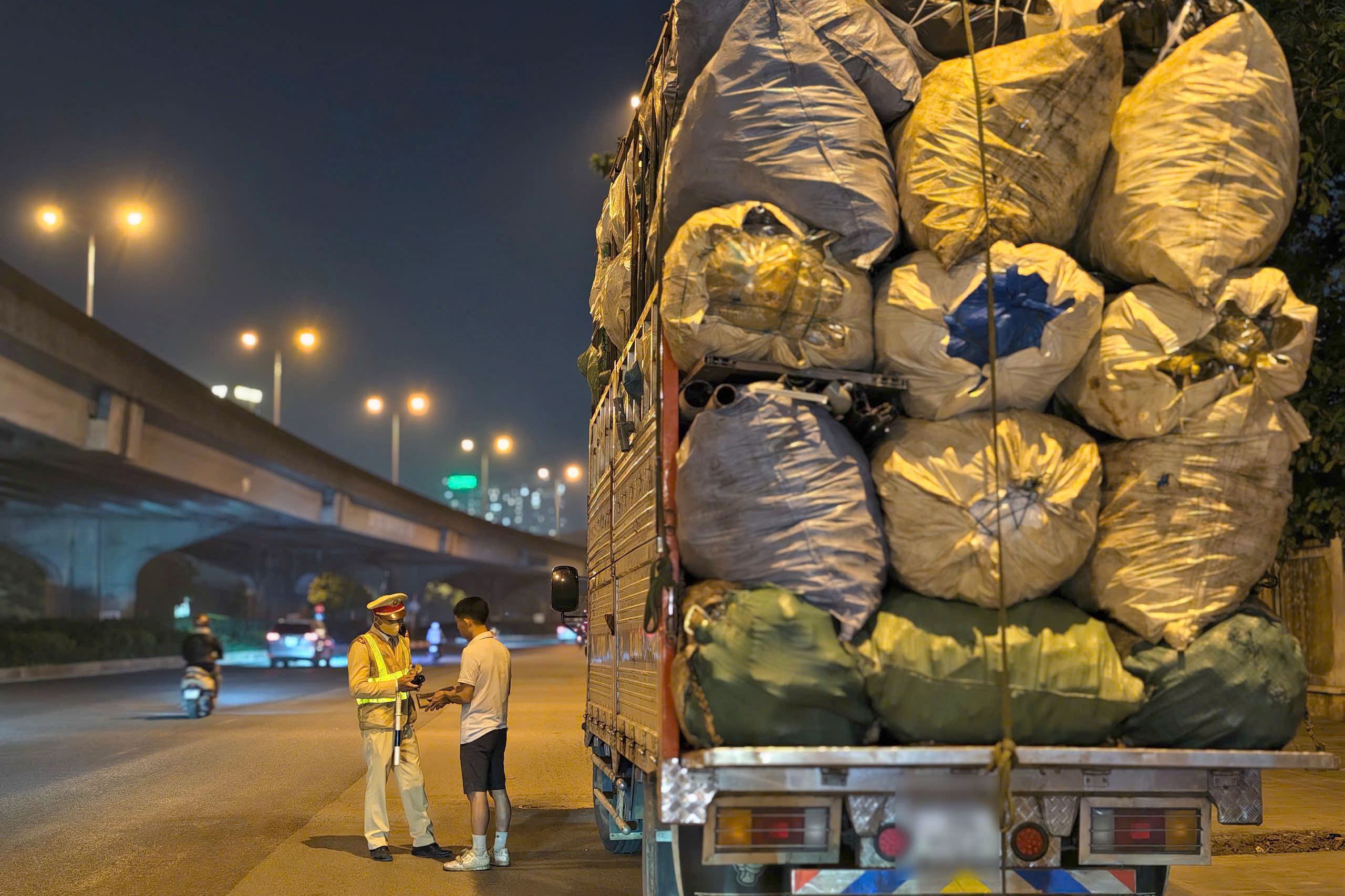 CSGT Hà Nội tuần tra xuyên đêm, xử lý hàng chục xe "hổ vồ" dấu hiệu quá tải, che biển số- Ảnh 4.