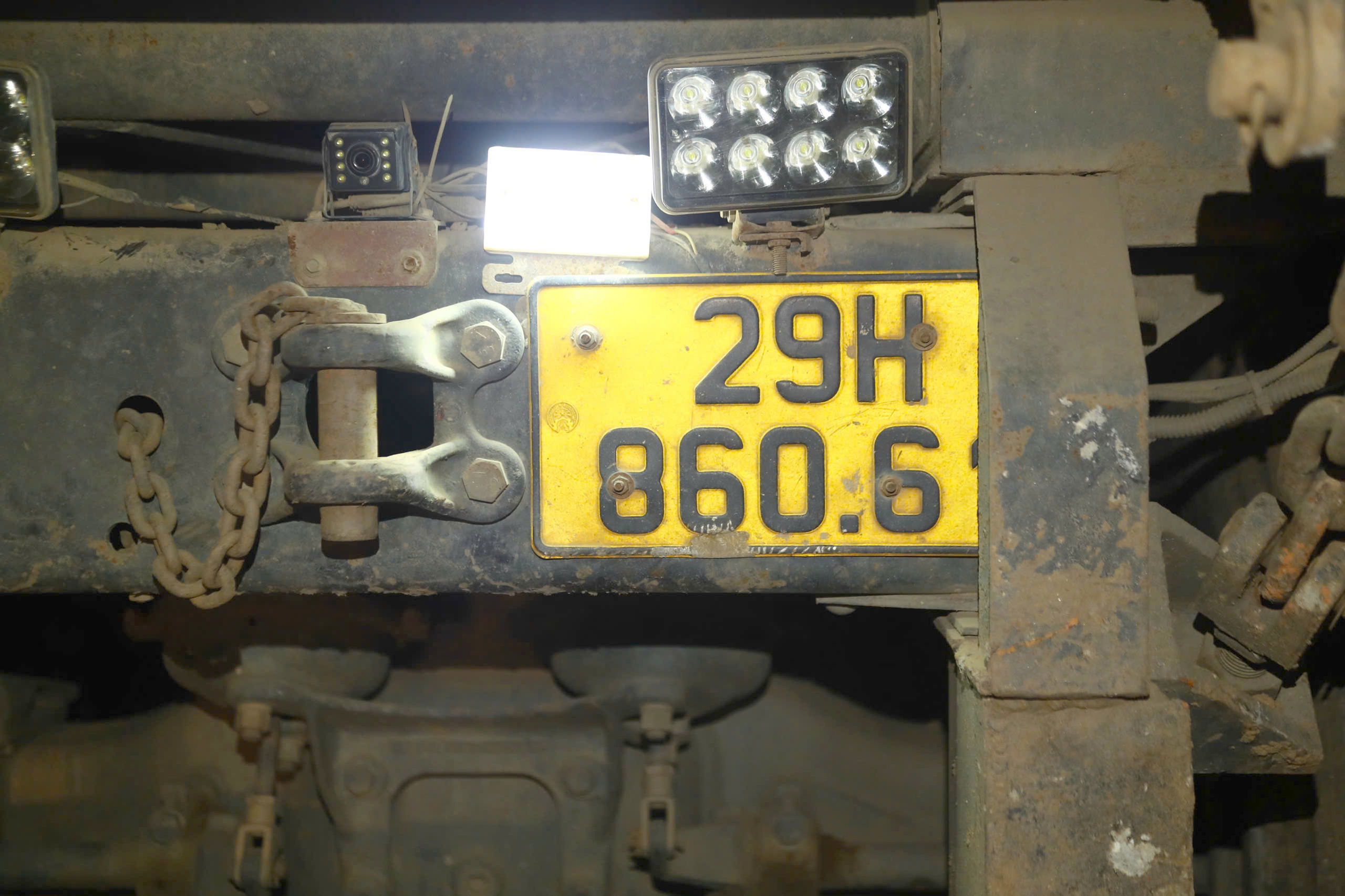 CSGT Hà Nội tuần tra xuyên đêm, xử lý hàng chục xe "hổ vồ" dấu hiệu quá tải, che biển số- Ảnh 3.