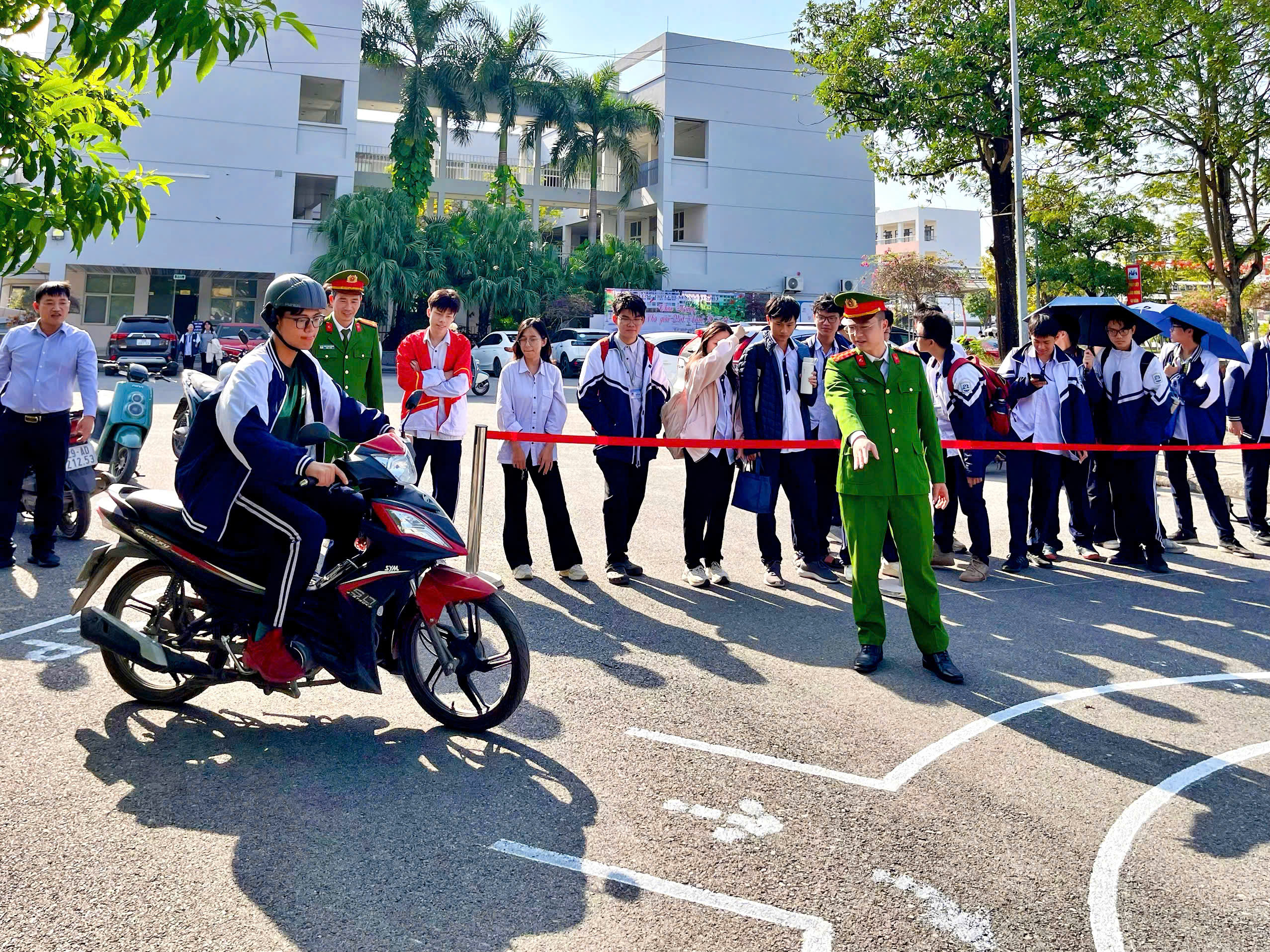 Công an xã, phường ở Hà Nội bắt đầu đào tạo lý thuyết và dạy lái xe cho học sinh- Ảnh 2. Công an xã, phường ở Hà Nội bắt đầu đào tạo lý thuyết và dạy lái xe cho học sinh- Ảnh 2.