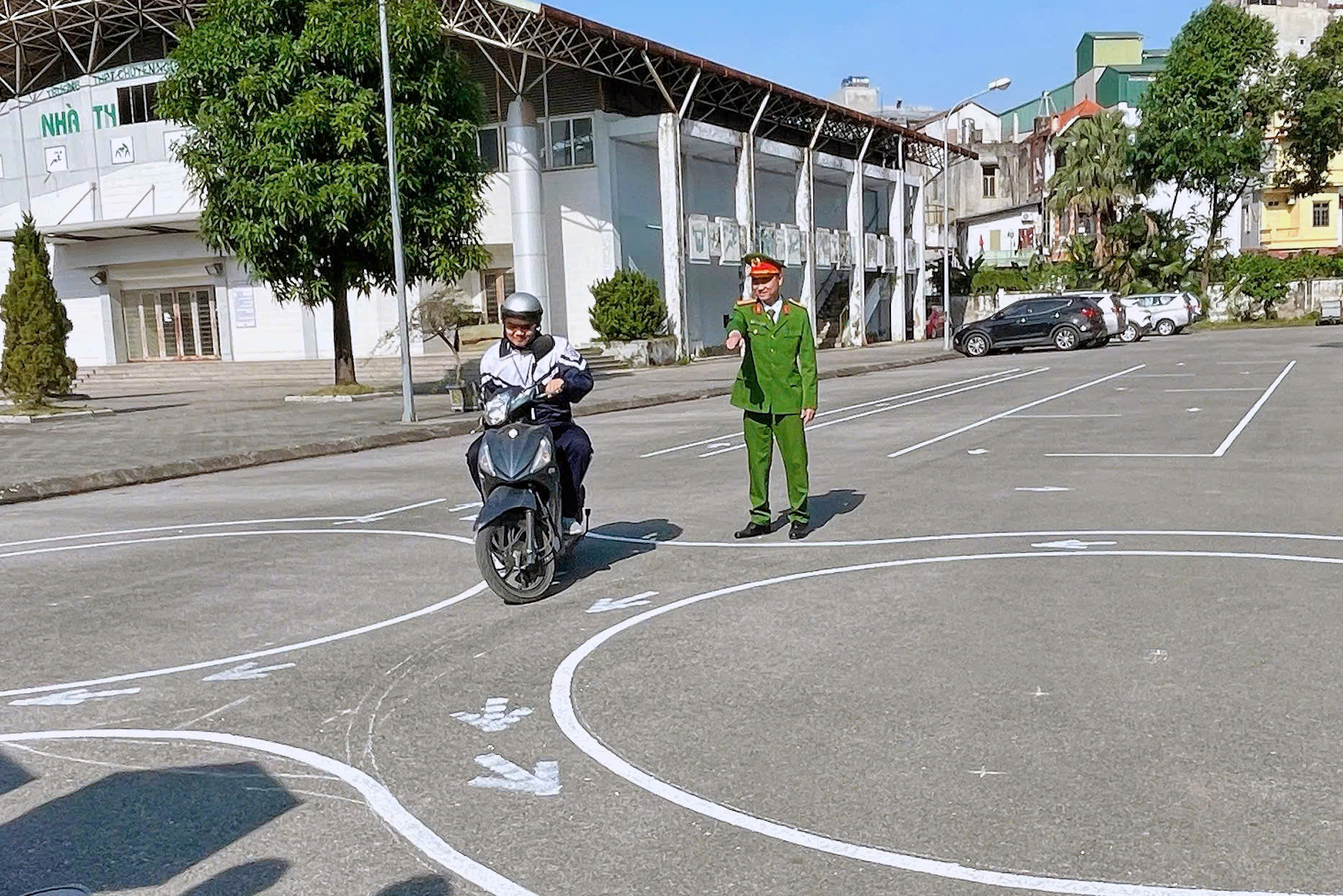 Công an xã, phường ở Hà Nội bắt đầu đào tạo lý thuyết và dạy lái xe cho học sinh- Ảnh 1. Công an xã, phường ở Hà Nội bắt đầu đào tạo lý thuyết và dạy lái xe cho học sinh- Ảnh 1.