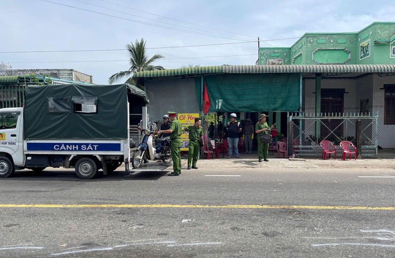 Cơ quan chức năng khám nghiệm hiện trường, điều tra nguyên nhân vụ tai nạn - Ảnh: Hữu Phúc. Cơ quan chức năng khám nghiệm hiện trường, điều tra nguyên nhân vụ tai nạn - Ảnh: Hữu Phúc.