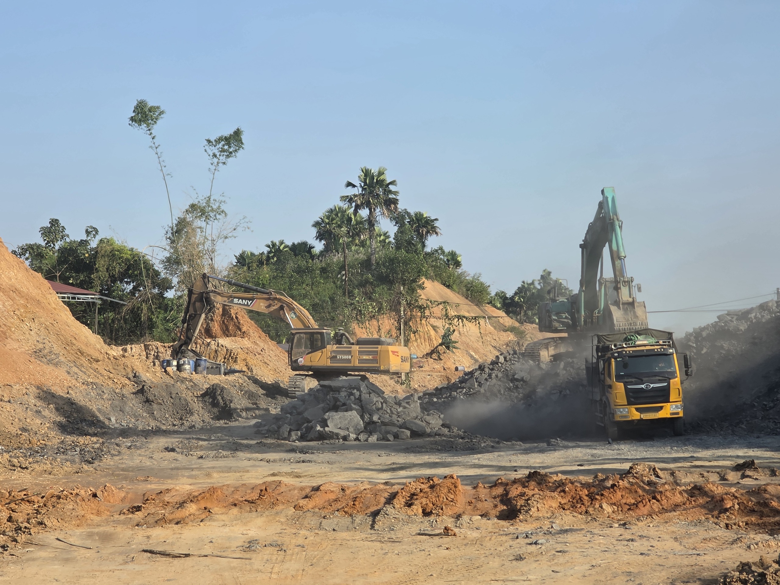 Tuyến đường hơn 500 tỷ đồng ở Lào Cai thi công "3 ca 4 kíp" để thông tuyến trước 31/12- Ảnh 8. Tuyến đường hơn 500 tỷ đồng ở Lào Cai thi công "3 ca 4 kíp" để thông tuyến trước 31/12- Ảnh 8.