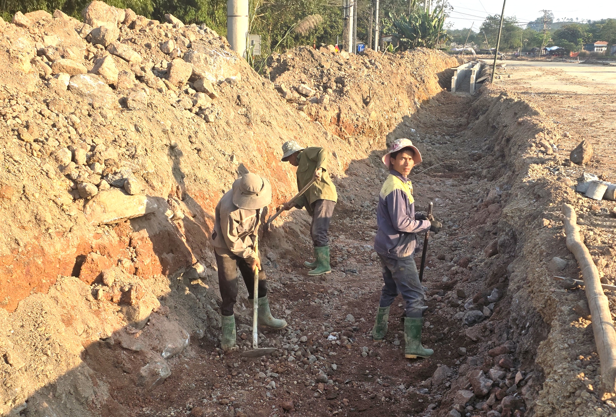 Tuyến đường hơn 500 tỷ đồng ở Lào Cai thi công "3 ca 4 kíp" để thông tuyến trước 31/12- Ảnh 7. Tuyến đường hơn 500 tỷ đồng ở Lào Cai thi công "3 ca 4 kíp" để thông tuyến trước 31/12- Ảnh 7.