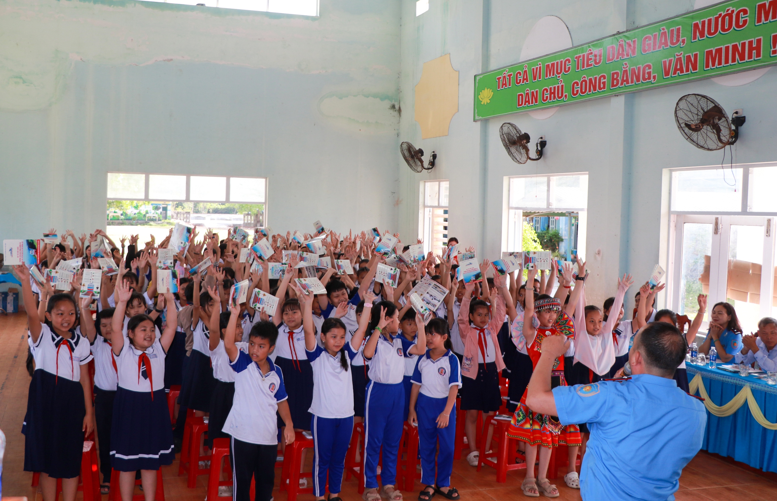 CSGT Đà Nẵng tăng cường tuyên truyền Luật Đường sắt, ngăn ngừa hành vi ném đất, đá lên tàu- Ảnh 1.