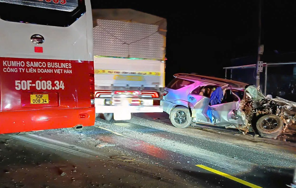 Lâm Đồng: Xe khách va chạm ô tô, hai người tử vong- Ảnh 1.
