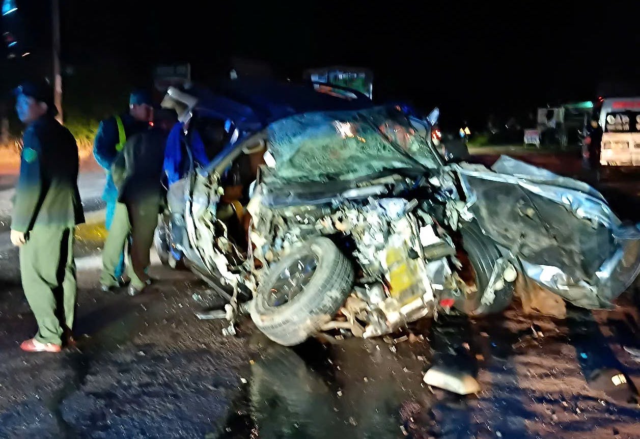 Lâm Đồng: Xe khách va chạm ô tô, hai người tử vong- Ảnh 2.