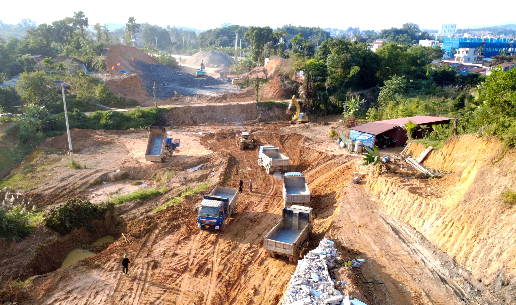 Tuyến đường hơn 500 tỷ đồng ở Lào Cai thi công "3 ca 4 kíp" để thông tuyến trước 31/12- Ảnh 3. Tuyến đường hơn 500 tỷ đồng ở Lào Cai thi công "3 ca 4 kíp" để thông tuyến trước 31/12- Ảnh 3.